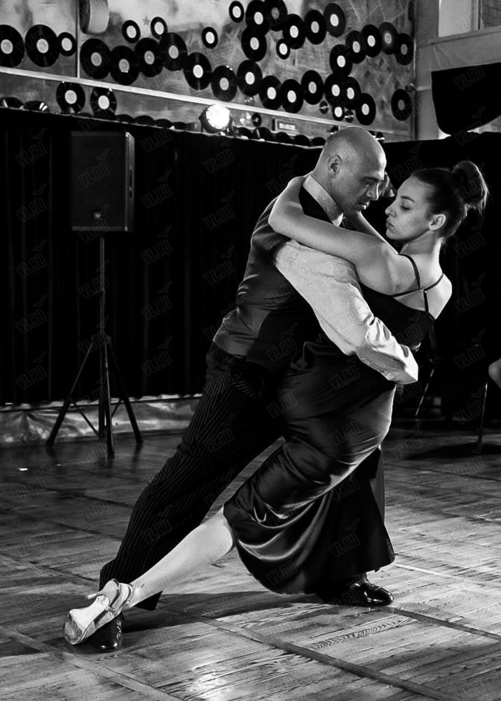 Танго втроем фото. Правило танго. Школа танго в москве. Правило танго. Кабесео в танго.