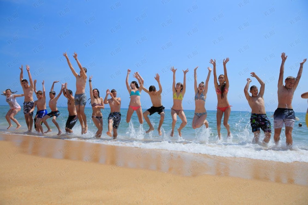 Чёрное море лермонтово детский лагерь. Лингвистический лагерь английского языка. Девочки в летнем лагере на море. Чёрное море лермонтово детский лагерь. Дети в лагере.