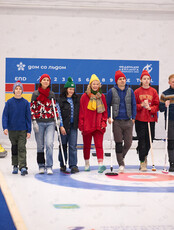 Командная игра в кёрлинг для 10 человек