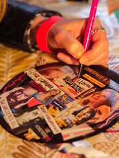 Семейный мастер-класс "Виниловые ритмы: коллаж на пластинке"