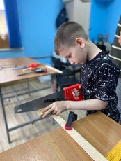 Пробные занятия по электронике и столярному делу для детей