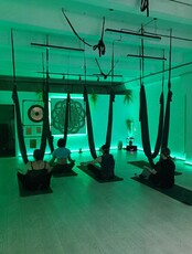 Йога в низких гамаках «Лоу флай»