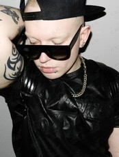 Huzzy B (Хаззи Би)