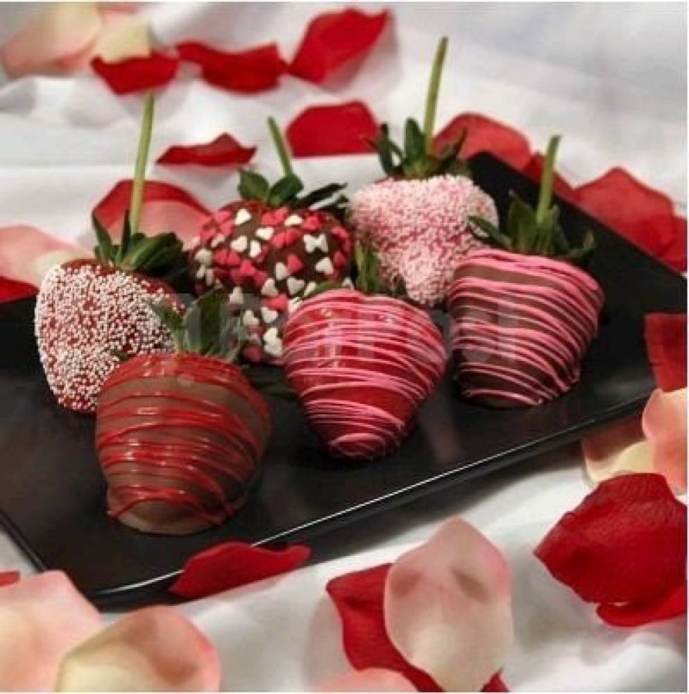 Женские сладости. Шоколадные конфеты и цветы. Цветы с конфетами. Шикарные цветы и конфеты. Клубника в шоколаде.