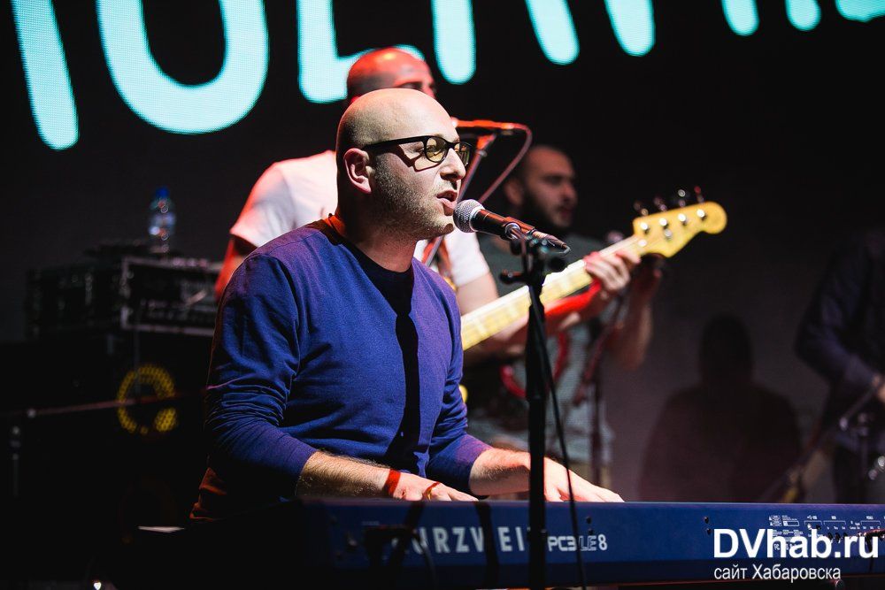 группа собака павлова. выступление солиста группы щенки. выступление солиста группы щенки. солист группы щенки. щенки группа максим тесли.