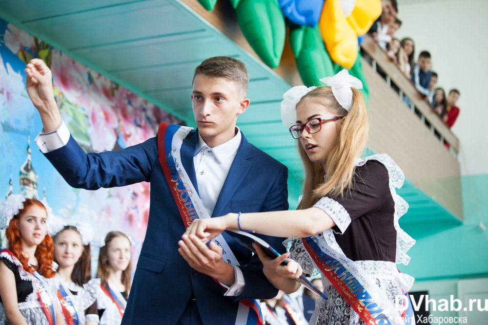 Звонок ученики. Последний звонок в гимназии. Гимназия 7 Хабаровск. Гимназия 7 Хабаровск официальный сайт. Директор гимназии 7 Хабаровск.