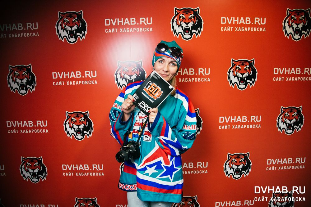 Хоккей амур хабаровск. Хк Амур. Хоккейный клуб Амур Хабаровск. Платинум Арена Хабаровск Амур. Вымпел хк Амур.