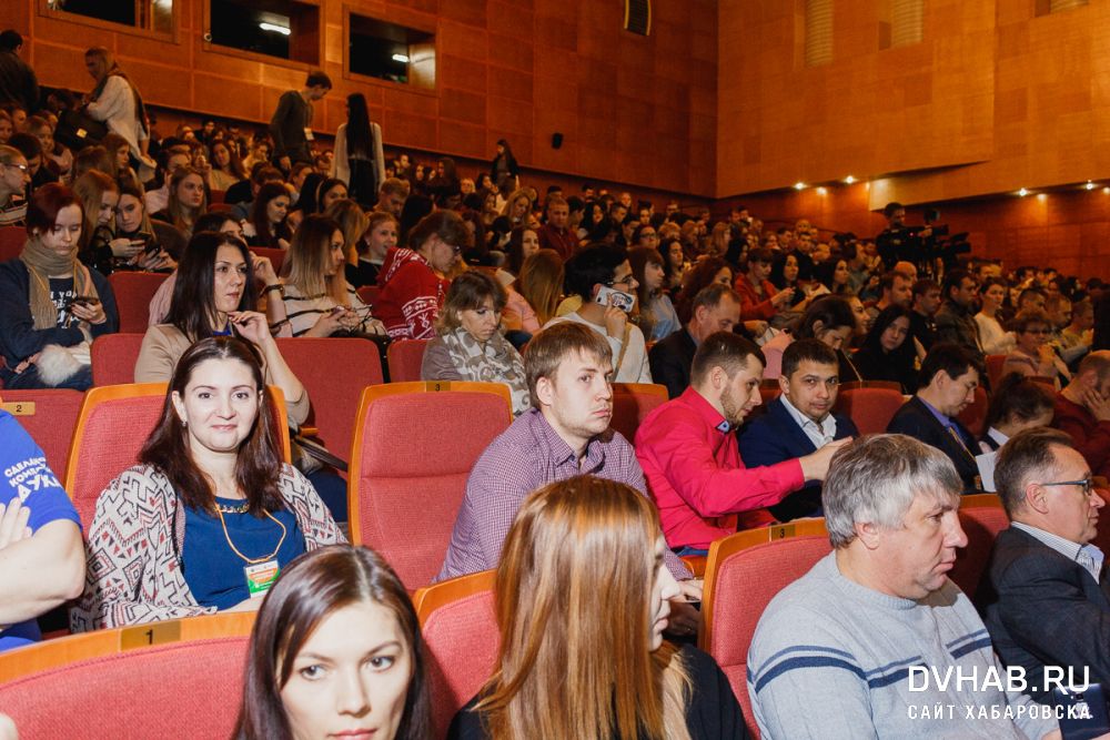 Гдк хабаровск. ГДК Хабаровск зал. Городской дворец культуры Хабаровск зал. ГДК Хабаровск официальный сайт. ГДК Хабаровск фото зала.