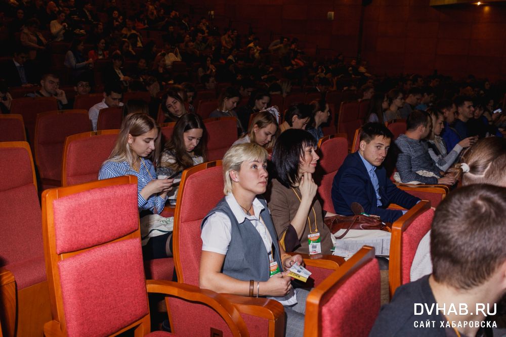 Гдк хабаровск. ГДК Хабаровск зал. Городской дворец культуры Хабаровск зал. ГДК Хабаровск фото зала. Кресла в ГДК Хабаровск.