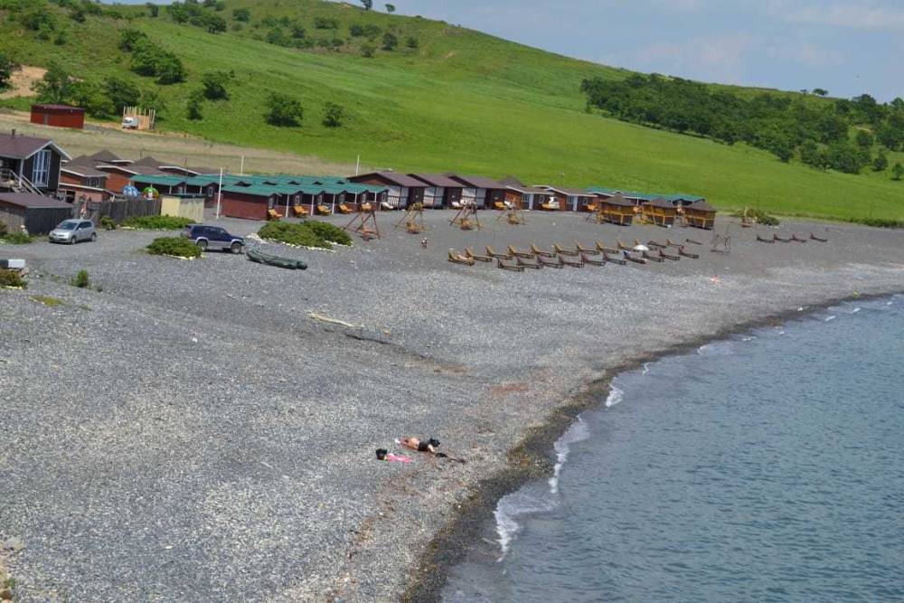 Зарубино приморский. Черные Пески Зарубино Приморский. База черные Пески Зарубино Приморский край. Пляж черные Пески Зарубино Приморский край. Зарубино бухта Алеут пляж.