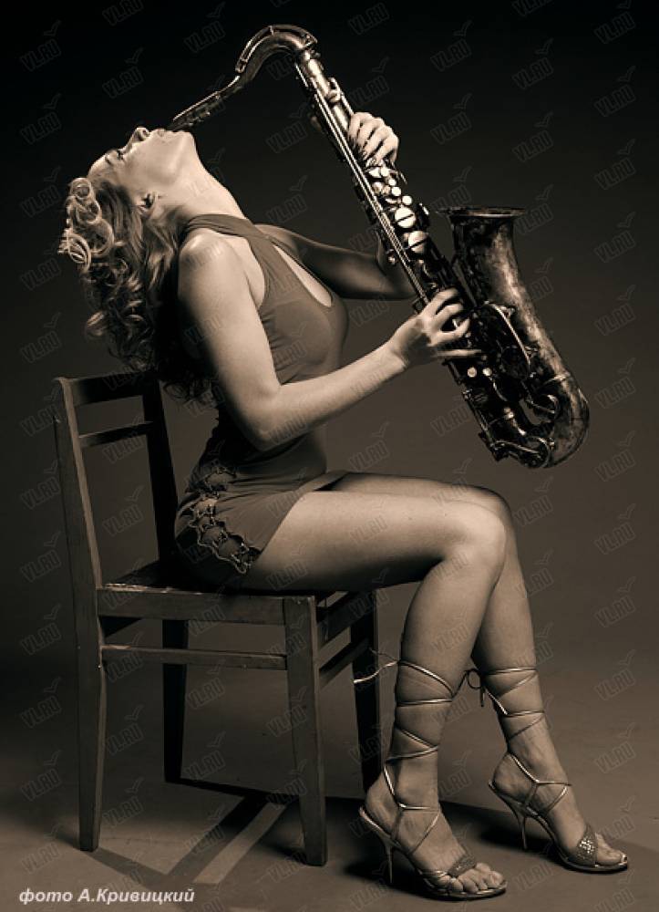 Женщина на саксофоне. Фелисити саксофонистка. Фотосессия с музыкальными инструментами. Женщина с саксофоном. Девушка с музыкальным инструментом.