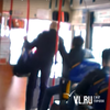 Пожилая горожанка устроила потасовку с проехавшим остановку водителем автобуса во Владивостоке (ВИДЕО)