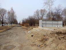 Помойка на красной линии возле бизнес-инкубатора в Комсомольске: так было задумано 