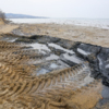 Слои грязного песка убирают самосвалом — newsvl.ru