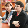 Учитель биологии Елена Панащук, на заднем плане - Татьяна Иванникова, директор местного ДК — newsvl.ru