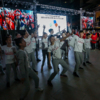 Перед началом торжественной церемонии ребята из разных регионов танцуют перед сценой — newsvl.ru