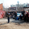 Местные жители наблюдают за сносом здания — newsvl.ru