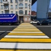 Сплошные и прерывистые линии, а также желто-белые зебры наносят краской со световозвращающими элементами — newsvl.ru