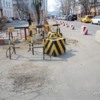 На объекте выставлено ограждение, рабочие приступили к демонтажу дорожного и тротуарного бортового камня и старого асфальтобетонного покрытия тротуара — newsvl.ru