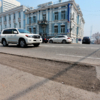 Автомобилисты стараются объезжать новые ямы — newsvl.ru