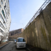 Стена во дворе может рухнуть на машину — newsvl.ru