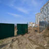 Жильцы "Двух адмиралов" о грядущей стройке узнали, когда рабочие начали ставить забор — newsvl.ru