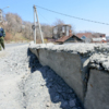 После того как грунт растаял, стена и дорога пошли волнами — newsvl.ru