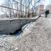 Между стеной и дорогой образовались сплошные дыры — newsvl.ru