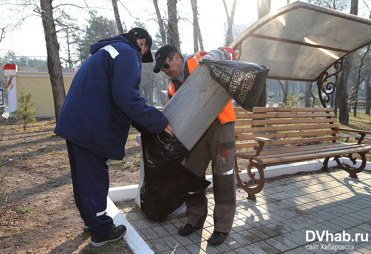 Уборщик дворник. Дворники в городе. Девушка дворник. Дворник в хабаровске свежие. Дворник в хабаровске свежие.