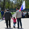 Люди пришли на акцию с множеством российских триколоров — newsvl.ru