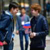 Студент Александр вышел на акцию с российским и американским флагом в знак примирения народов и против мракобесия — newsvl.ru