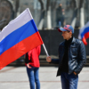 Много людей пришли на митинг с российскими флагами — newsvl.ru