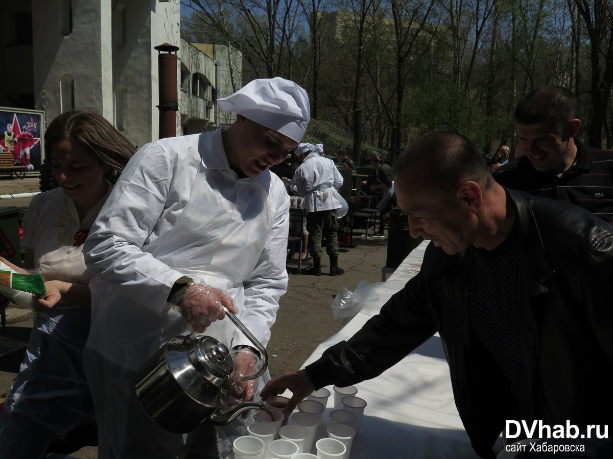 Солдатская каша в Хабаровске на День Победы разошлась за десять минут  (ФОТО) — Новости Хабаровска