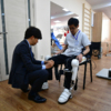 Японские специалисты демонстрируют экзоскелет журналистам — newsvl.ru