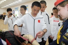 Китайские школьники учились спасать людей в Хабаровске 