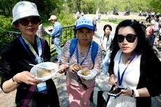 Китайские туристы оценили солдатскую кашу на «Аллее ремесел» в Хабаровске 