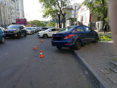 Водитель Hyundai Solaris сбил пешехода и вписался в дерево 