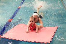Груднички и малыши Хабаровска соревновались в «неолимпийских играх» по плаванию 