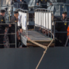 Моряки спускают трап — newsvl.ru