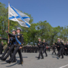 В конце церемонии под музыку оркестра приморской Росгвардии военные прошли торжественным маршем перед командованием — newsvl.ru