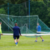 Пока игроки разминаются, сотрудники клуба устанавливают ворота — newsvl.ru