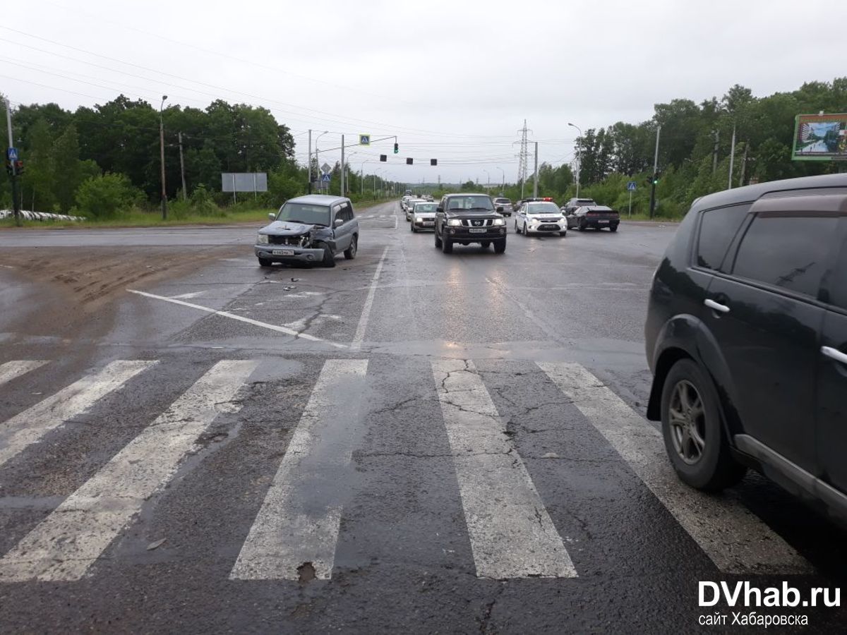 Автолюбительница проскочила через перекрытую дорогу и вписалась в военный  ЗИЛ (ФОТО;ВИДЕО) — Новости Хабаровска