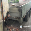 На Окатовой грузовик врезался в жилой дом (ФОТО; ВИДЕО)