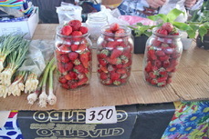 Снижение цен на свежую клубнику в Биробиджане не вызвало ажиотажа у прилавков 