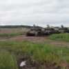 Колонна тяжелой гусеничной техники в составе танков Т-72Б и других бронемашин двигалась по дороге, когда один из танков неожиданно съехал в канаву — newsvl.ru