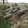 Посмотреть на лежащий в канаве танк сбежались несколько жителей населенного пункта — newsvl.ru