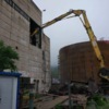 При помощи экскаватора с гидроножницами рабочие ломают старое здание ЦПВБ — newsvl.ru