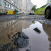 Ухудшается ситуация во время дождя – на довольно узкой дороге пешеходам едва удается увернуться от брызг из-под колес — newsvl.ru