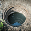 Перед началом работы из канализационного колодца откачивают воду — newsvl.ru