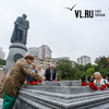 К памятникам основателю и первому старосте Владивостока возложили цветы в честь Дня города (ФОТО)